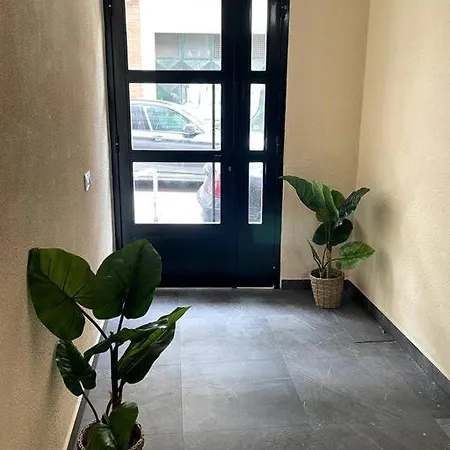 Cozy 2 Bedroom Apartment With Patio Madrid Exterior photo