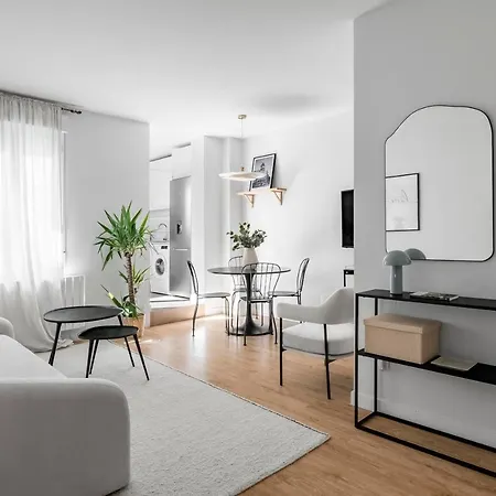 Cozy 2 Bedroom Apartment With Patio Madrid Exterior photo