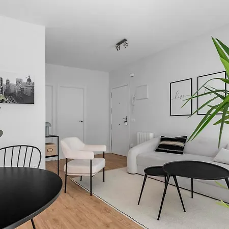 Cozy 2 Bedroom Apartment With Patio Madrid Exterior photo