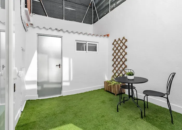 Cozy 2 Bedroom Apartment With Patio